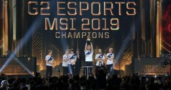 《华裔留学生《英雄联盟》神级表现，受邀加入职业战队！》