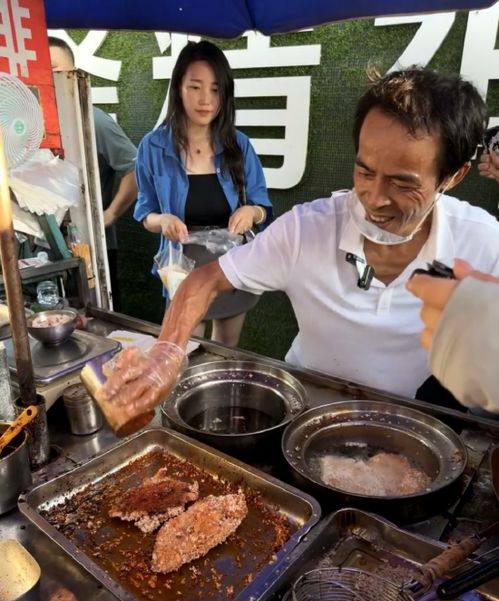 外地游客惊见！鸡排哥破20年惯例，连续营业创奇迹