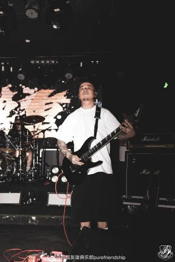 万重乐队主唱应鹏离世：46岁英年早逝，健康问题引发关注