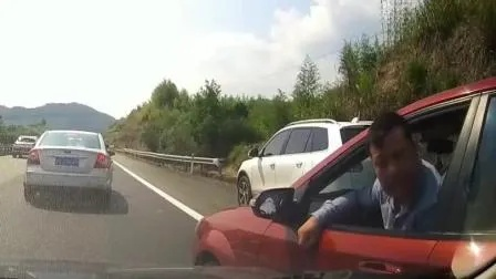 高速惊魂！男子逆行变道遭撞，交警判定全责，揭秘真相！