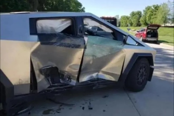 特斯拉Cybertruck车祸悲剧：家属索赔，揭秘车门难题！