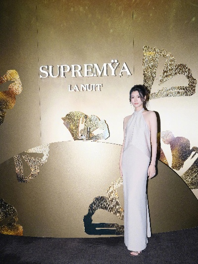 奚梦瑶温馨晒照，一家三口幸福庆生，爱意满满传承亲情