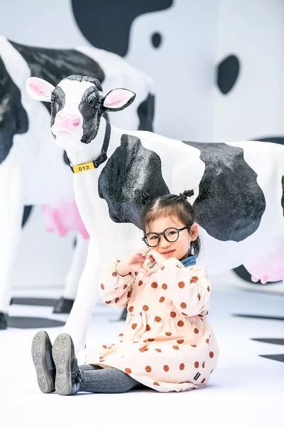 《棕色尘埃2》奶牛COS惊艳亮相！黑白斑点风潮引领潮流