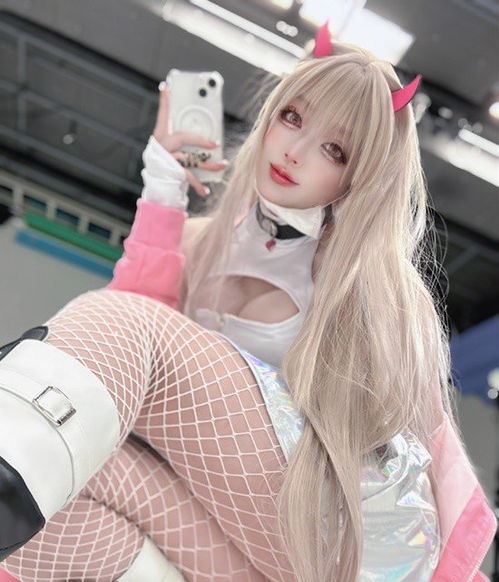 《妮姬》COS新作：白内衣造型惊艳，巨雷吸睛！