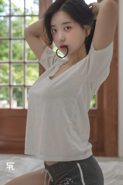 《剑星》申才恩新照曝光：林间漫步风姿卓越，清凉自然吸睛无数