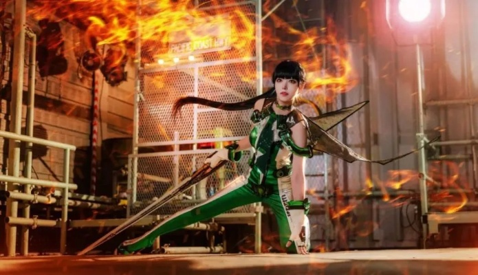 《剑星》COS星光守护者尹雪花演绎《棕色尘埃2》新风采