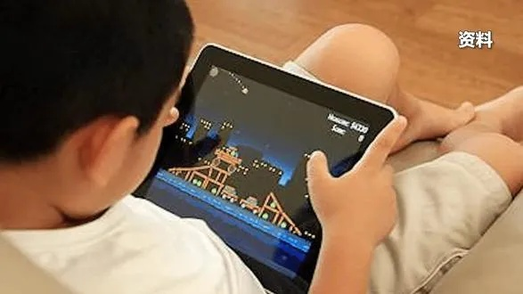 哥哥沉迷成人游戏引热议，评论区热议新观点：守护青春正能量