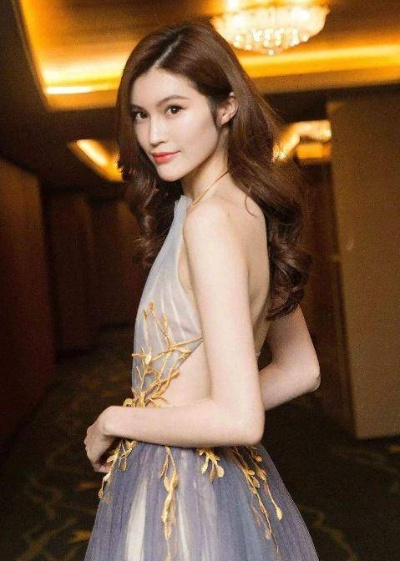 产后超模风采依旧，何穗身材匀称腹平如初