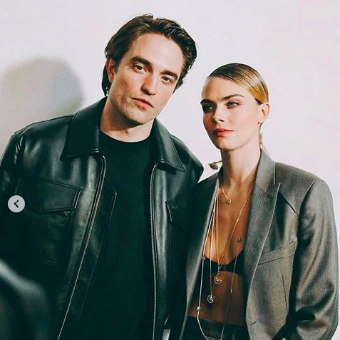 热恋情侣亲密搂抱，大表罗伯特帕丁森封面演绎心动瞬间