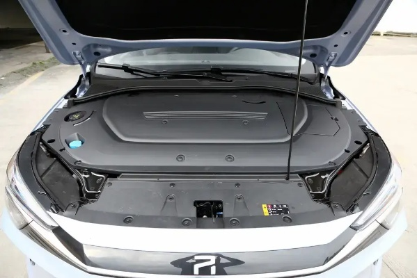 飞凡ER6自燃惊现：30秒内冒烟至爆燃，揭秘全新安全挑战