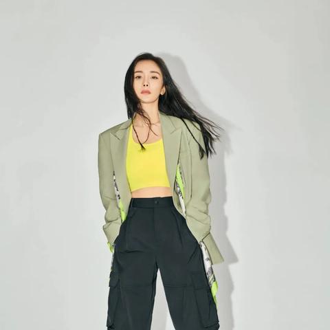 杨幂钟楚曦杂志同款解析：姿色之外，时尚新维度揭秘