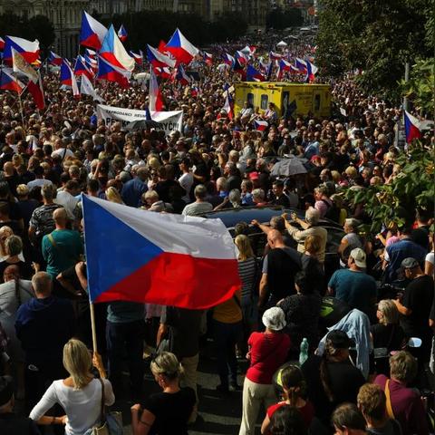 《凛冬前线》攻略：深度解析配置需求与游戏魅力揭秘