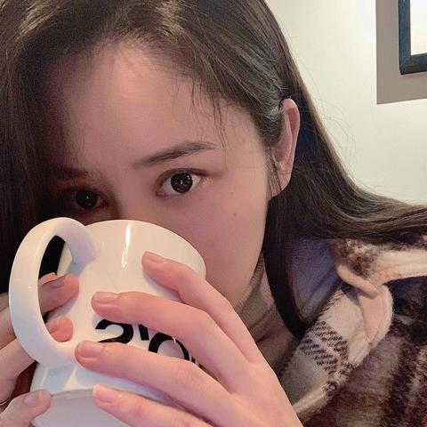 商场大衣悬挂疑云散，神秘事件已妥善处理