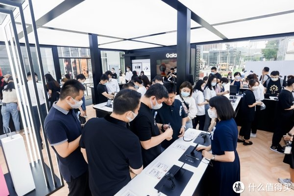三星折叠屏狂热抢购！数百人排队，2分钟售罄，创新科技魅力无限