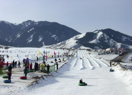 印度奇观！打造迷你滑雪场，游客装备齐全，现场惊叹不已，体验新乐趣