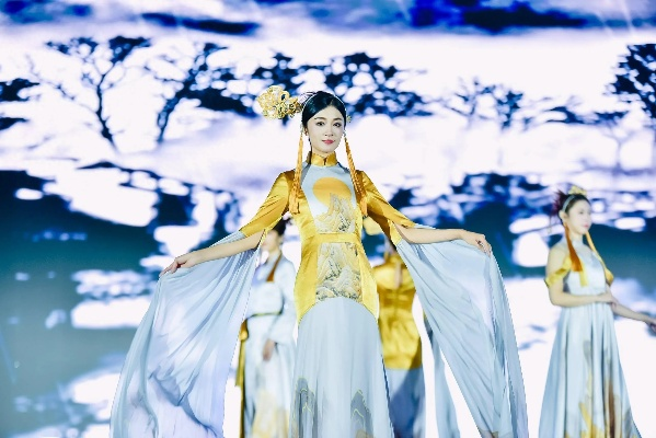 《剑星》体模尹雪花汉服秀：国风白衣尽显新风采