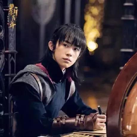 黄子韬脑淤血手术缝43针热搜，勇敢回应展现坚韧精神