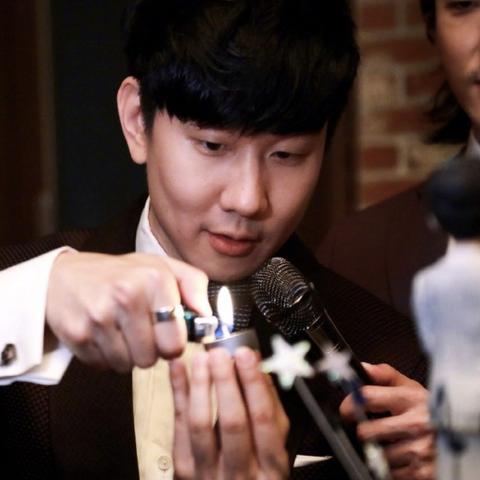 林俊杰恋情官宣：甜蜜合照见证女友陪伴妈妈庆生温馨时刻