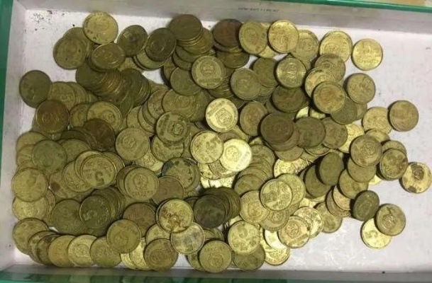 比打工还赚？机厅惊现“捡硬币妖怪”新商机