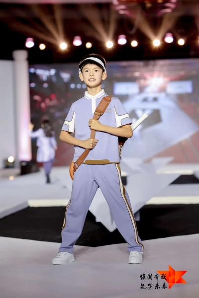 秀夫年终秀风采，少年风范新价值照曝光