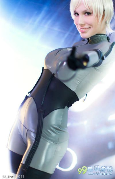 樱花妹COS合金装备伊娃惊艳亮相，蛇叔挑战极限！