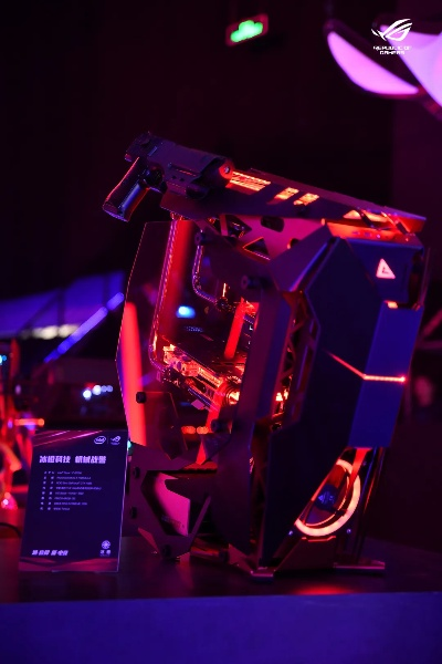 华硕×小岛联名外设惊艳亮相，炫酷设计改写游戏新篇章