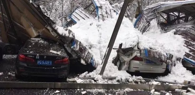 暴雪致高架车集体趴窝，坦克500单车显神威救援多辆