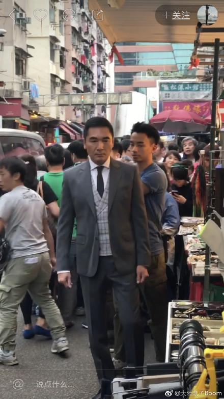 黄仁勋菜市场偶遇：科技巨头变身邻家大叔