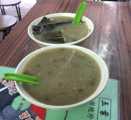 科技巨头黄仁勋北京打卡，王府中环半山腰品鉴云南美食，黑衣白裤造型休闲新风尚