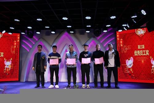 小鹏年会惊爆24K纯金工牌，黄金价值闪耀登场！