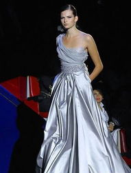 查莉·XCX首映礼礼服惊艳，呼啸山庄星光熠熠**造型独树一帜**