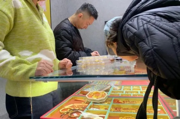 月入过万揭秘：打金店一月扫1700克金粉变宝典