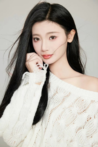 王星辰“浩浩妈”新视频！纯欲风吊带裙演绎时尚新风尚