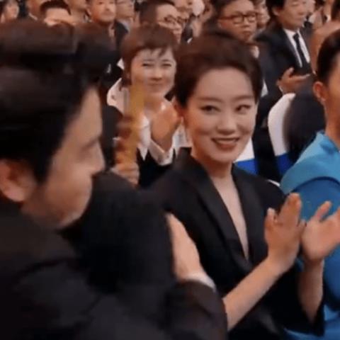 狂热粉丝街头刺杀女星，奇迹生还创生死奇迹